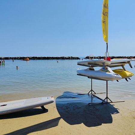 Hotel Cola Frontemare Bellaria-Igea Marina Exterior foto