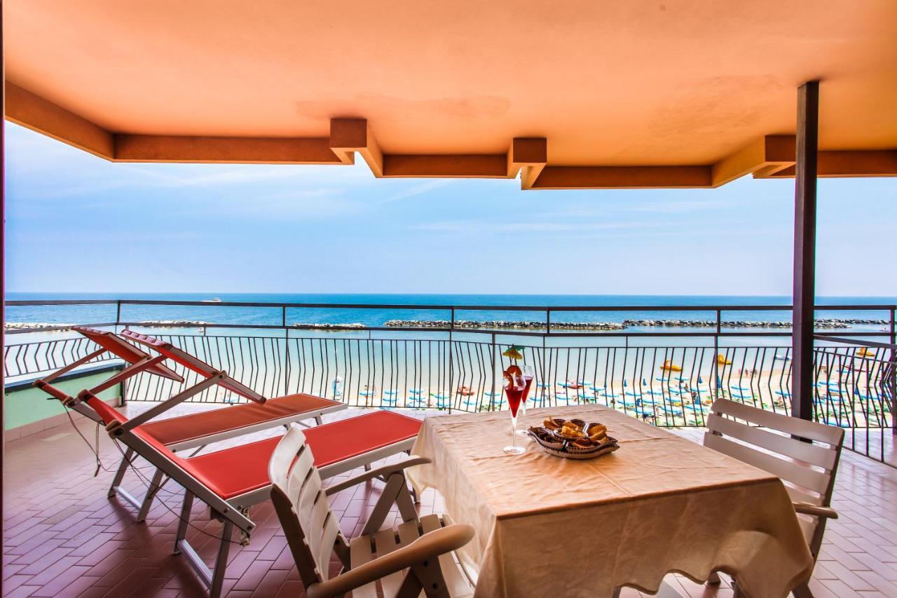 Hotel Cola Frontemare Bellaria-Igea Marina Exterior foto